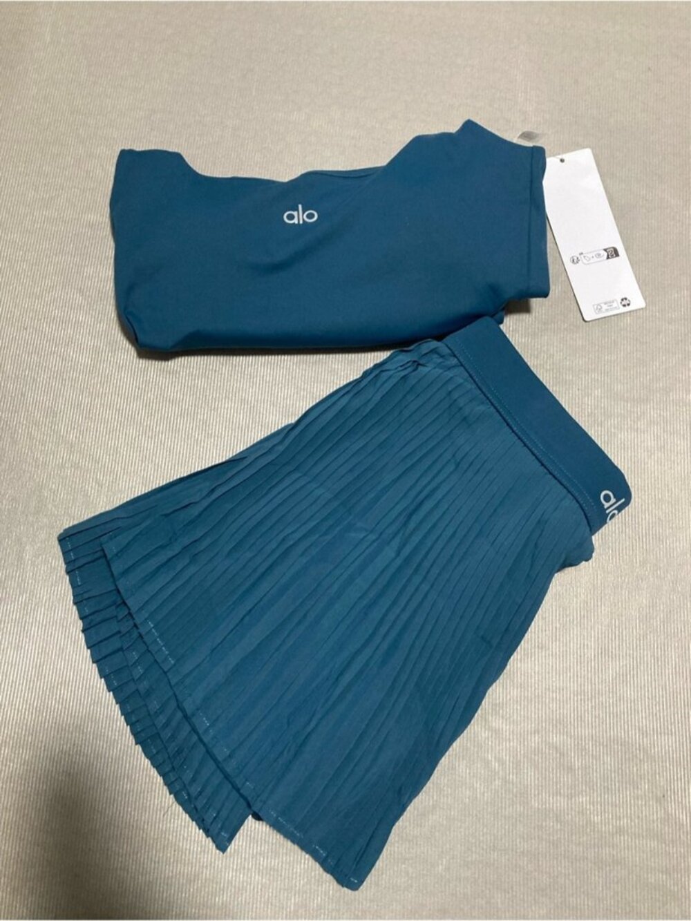 Alo Women's Teal Pleated Active Shorts and Crop Tank Set - Picture 3 of 3